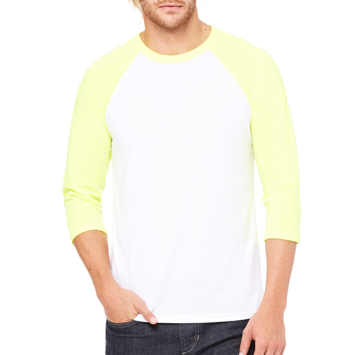 Ragazzo che indossa maglia unisex con maniche 3/4 bianca e giallo chiaro