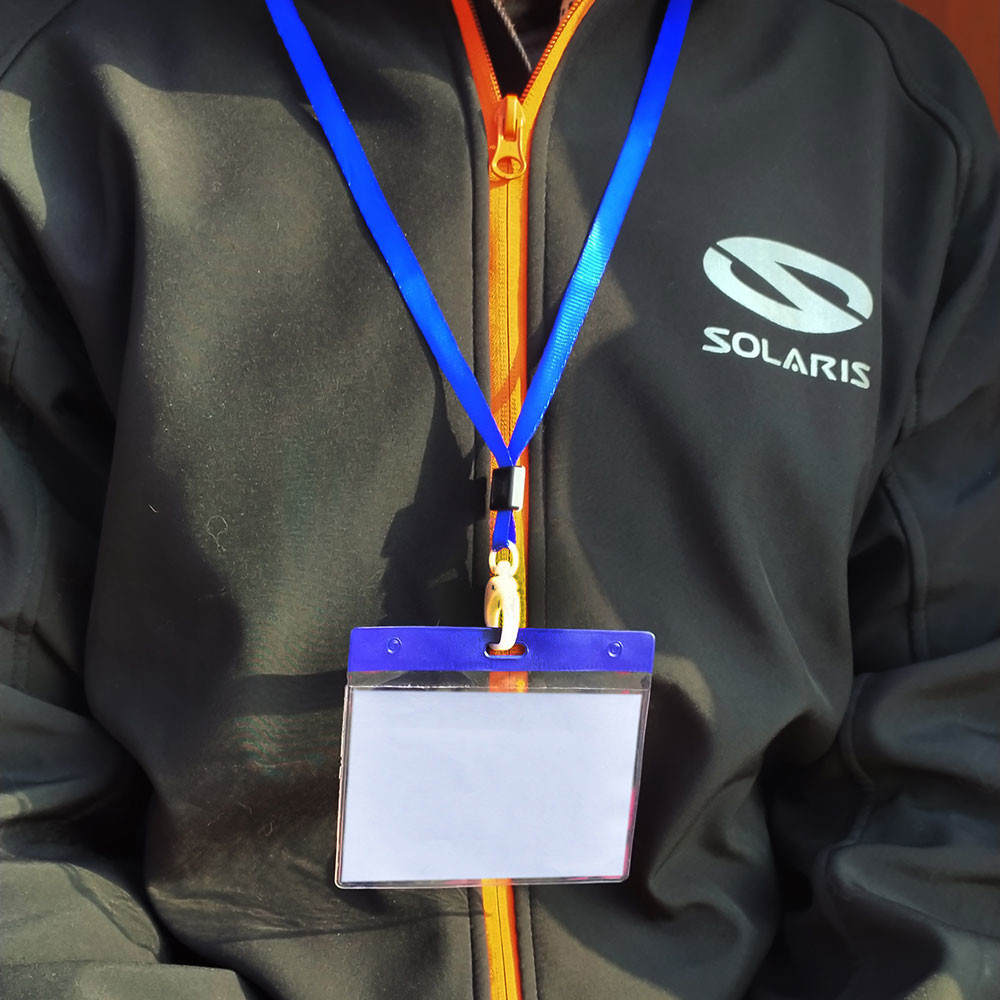 Uomo con laccetto portabadge blu