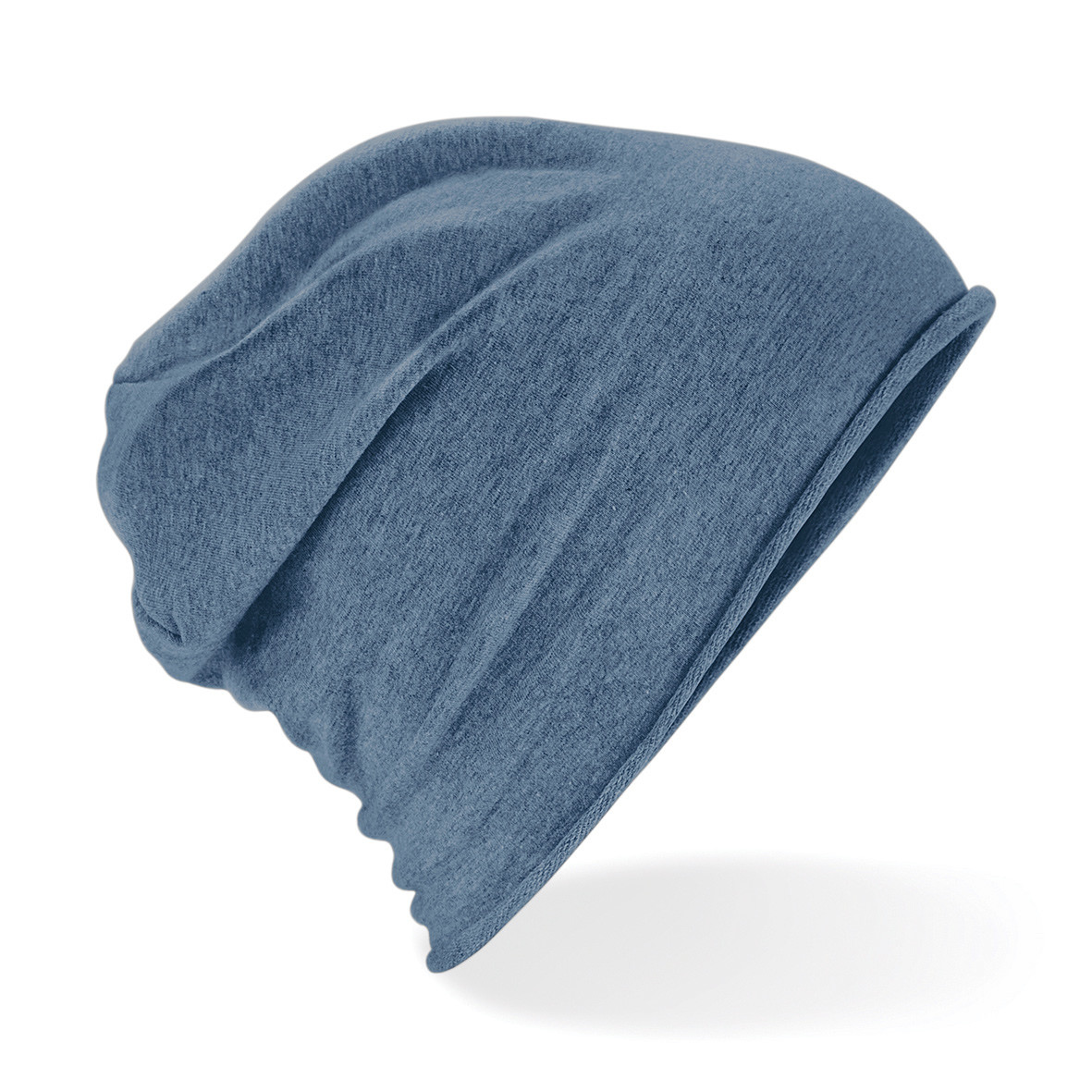 Berretto leggero blu denim con bordi arrotolati su sfondo bianco
