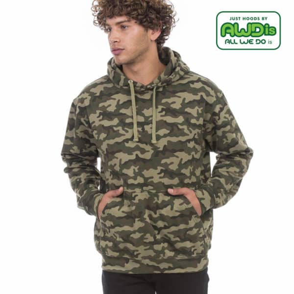 Ragazzo con felpa color militare in cotone con cappuccio e tascone per auricolari