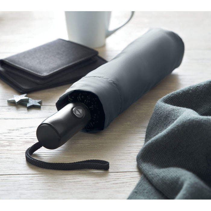 Ombrello nero reversibile in pongee con asta di metallo e manico in abs