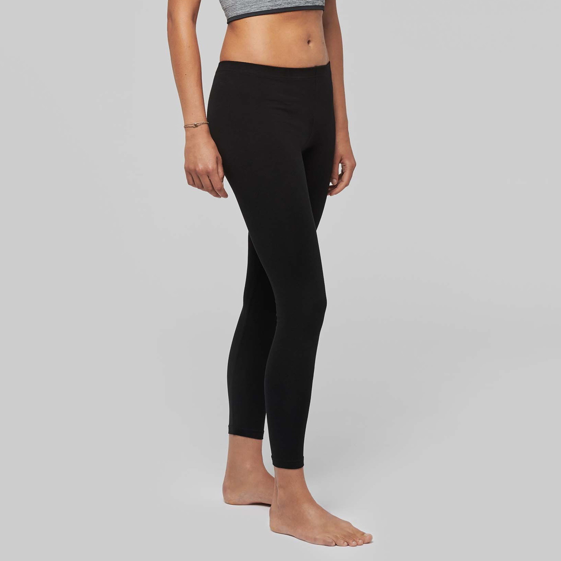 Donna con leggins neri in cotone