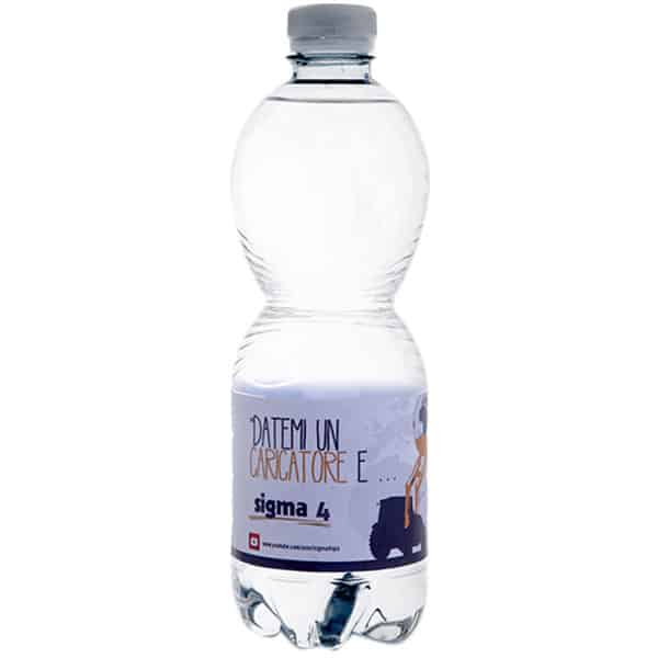Bottiglia da 500 ml di acqua etichettata con logo aziendale per la promozione in fiera