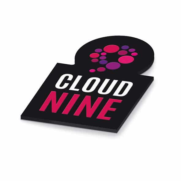Badge sagomato in plastica con logo Cloud Nine