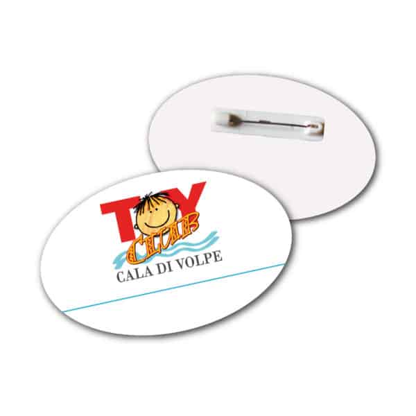 Badge ovale argentato con logo e chiusura a spilletta