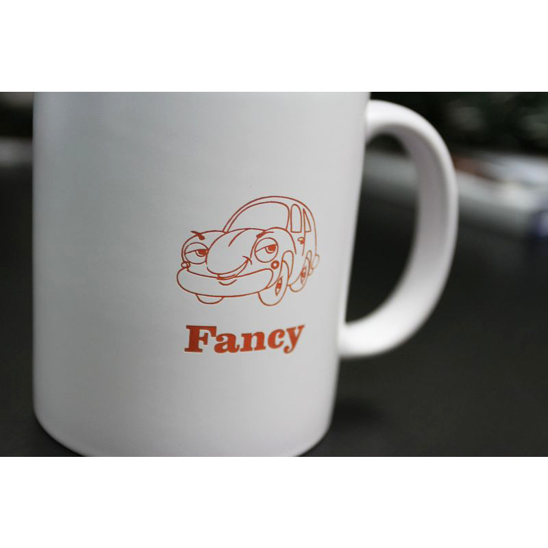 Tazza bianca in ceramica con logo