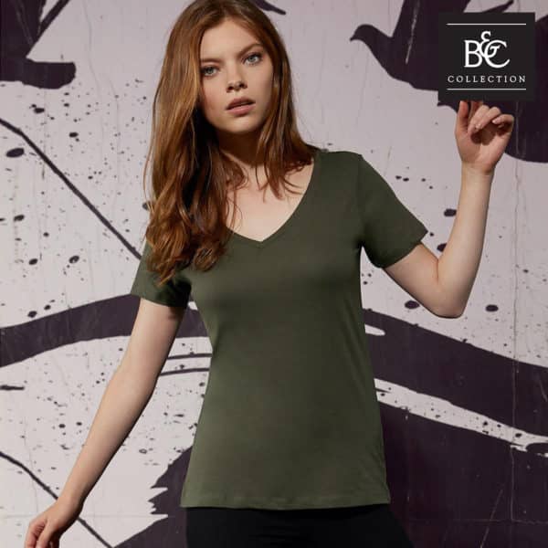 Ragazza con tshirt manica corta e scollo a V di colore verde