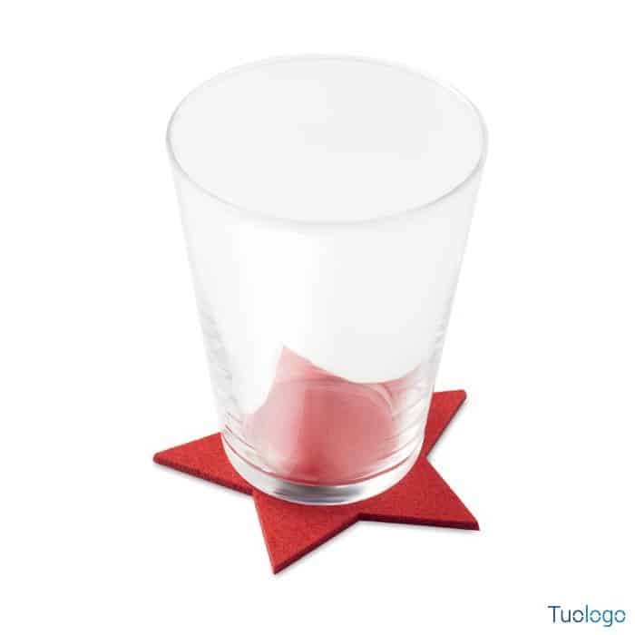 Sottobicchiere rosso a forma di stella con sopra bicchiere di vetro