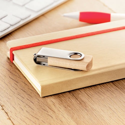 Chiavetta usb in legno con copertura rotante in metallo sopra un