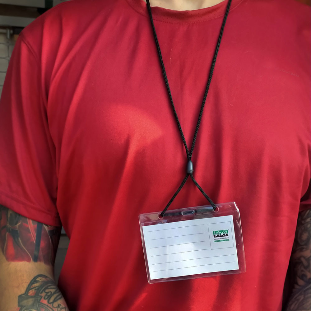 Uomo con porta badge in pvc con cordino nero