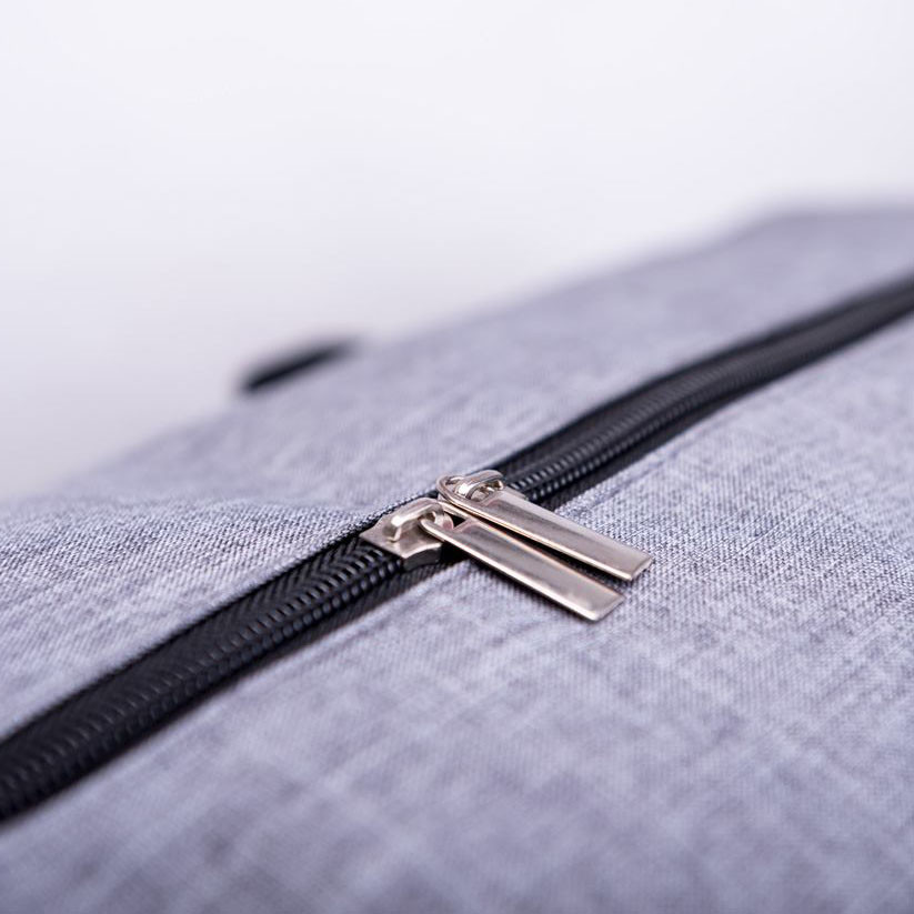 Dettaglio borsone in poliestere grigio con scomparti con zip