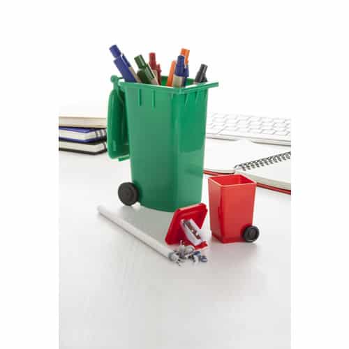 Temperino a forma di bidoncino in plastica verde sopra scrivania