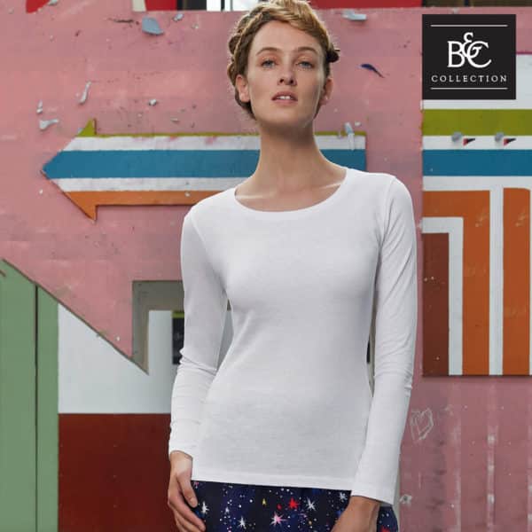 Donna con maglia bianca manica lunga con girocollo 100% cotone