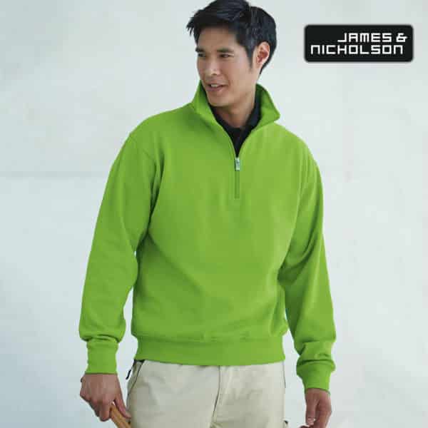 Ragazzo con capelli corti neri con felpa da lavoro zip corta verde lime e pantaloni beige