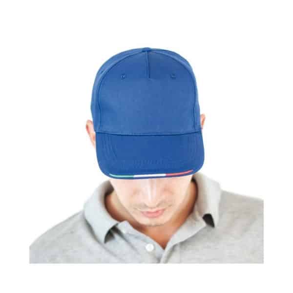 Uomo con cappello blu con visiera
