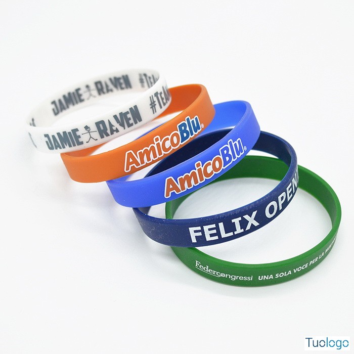 Cinque bracciali in silicone con loghi e colori diversi