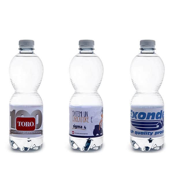 Tre bottiglie di acqua da 500 ml con etichetta personalizzata con il logo aziendale