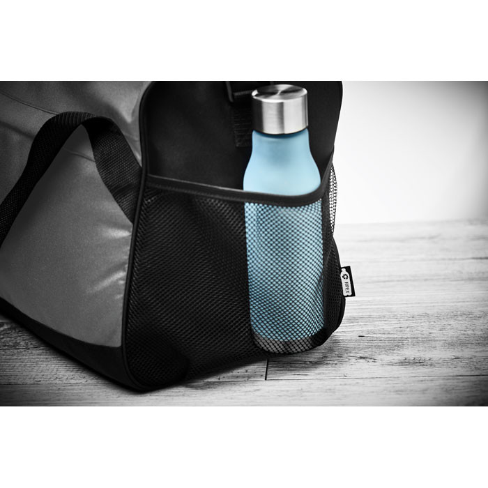 Borsone in rpet nero con tasca frontale e chiusura a zip