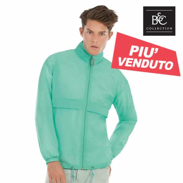 Uomo con addosso impermeabile verde