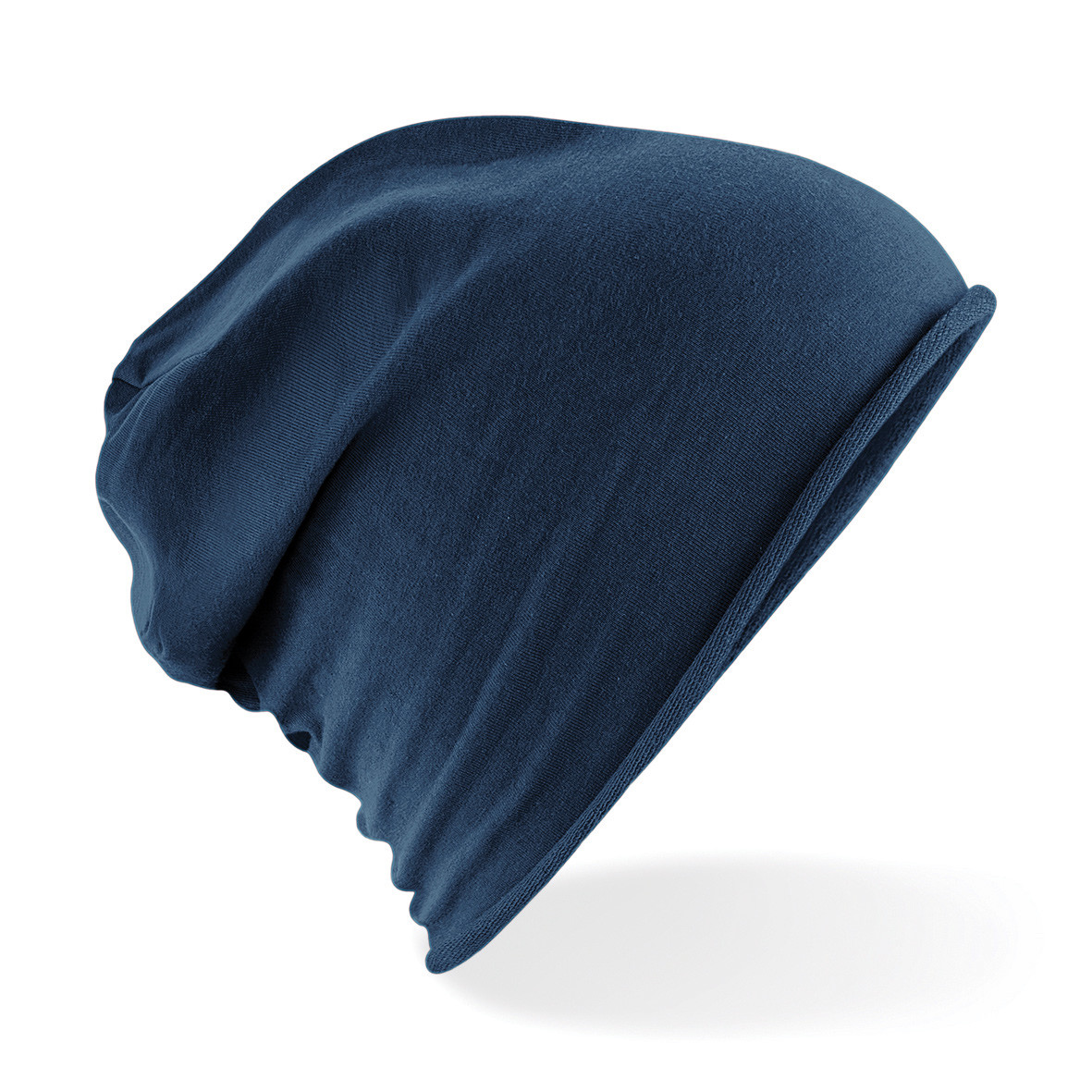 Berretto leggero blu navy con bordi arrotolati su sfondo bianco