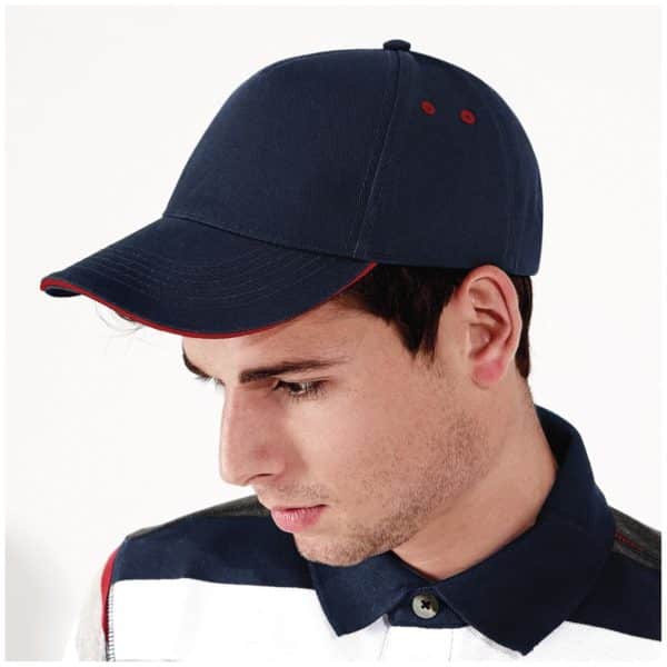 Uomo con cappello in cotone blu e interno rosso con visiera