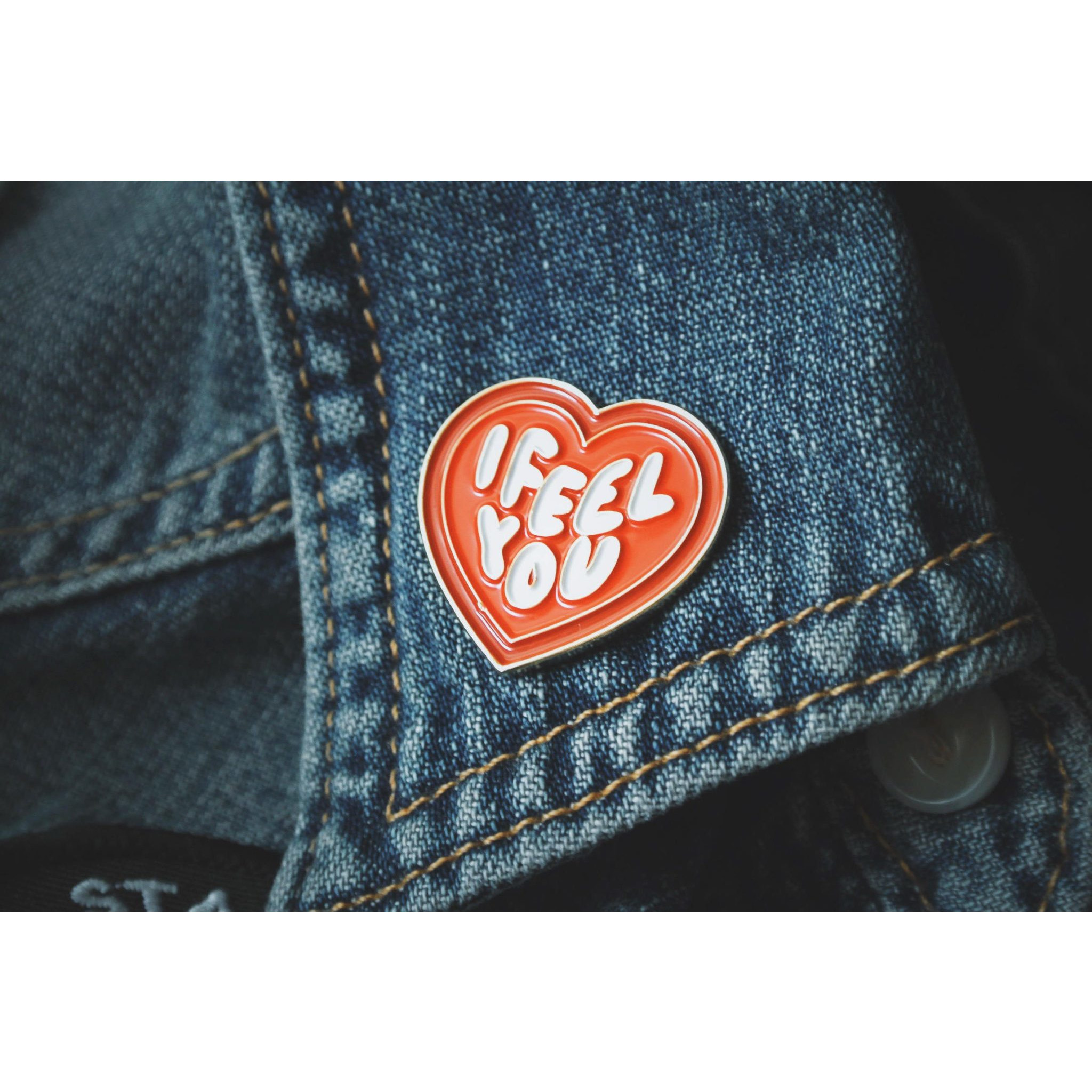 Giacchetta in jeans con pin a forma di cuore in metallo