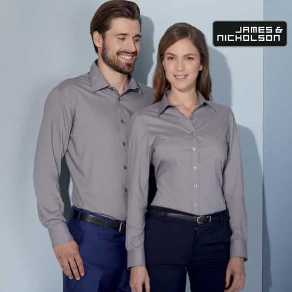 Umo e donna affiancati con camicia manica lunga grigia coordinata e pantaloni