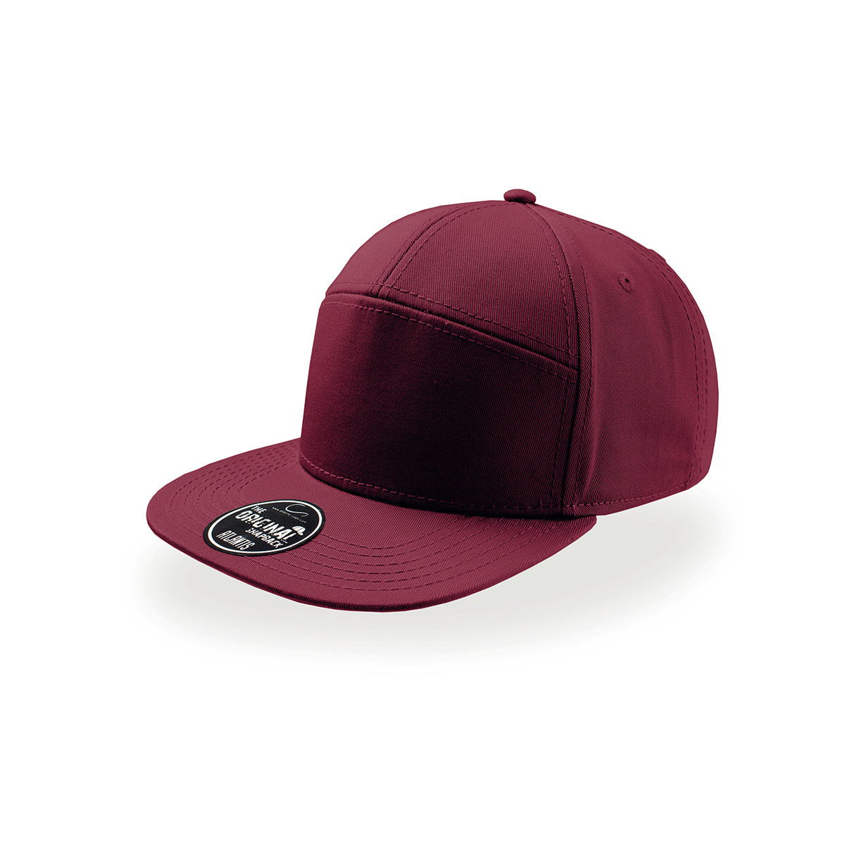 Cappellino visiera piatta bordeaux in cotone su sfondo bianco