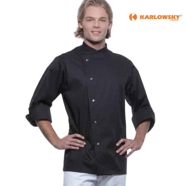 Ragazzo biondo con pantaloni bianchi e casacca da cuoco nera con bottoni laterali