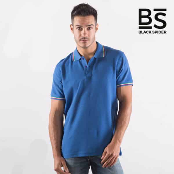 Ragazzo con polo manica corta blu royal con borsatura tricolore Italia e jeans