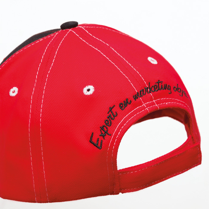 Dettaglio cappellino in cotone rosso con chiusura a velcro