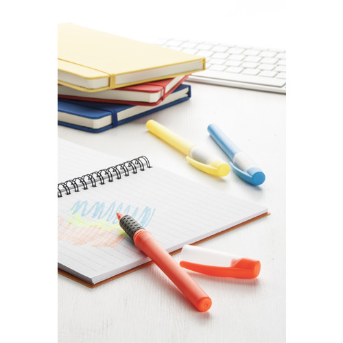 Evidenziatore arancione con tappo e impugnatura in gomma sopra scrivania