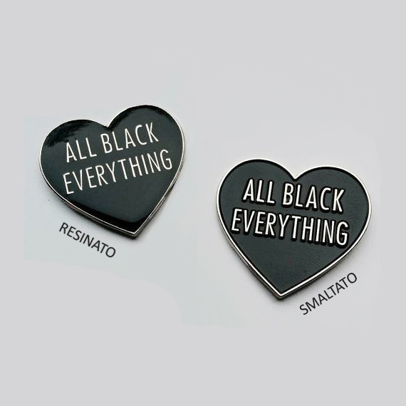 Due pin a forma di cuore nero in metallo resinato e smaltato con logo