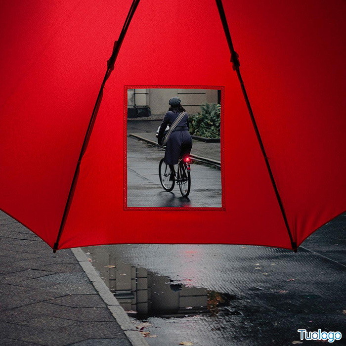 Donna in bici vista dalla finestra trasparente dell