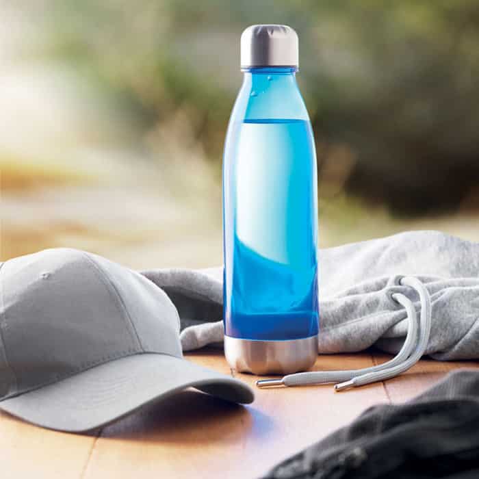 Bottiglia in tritan blu con tappo e base in acciaio inox su un tavolo all