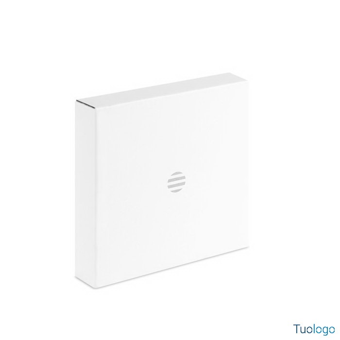 Scatola bianca su sfondo bianco