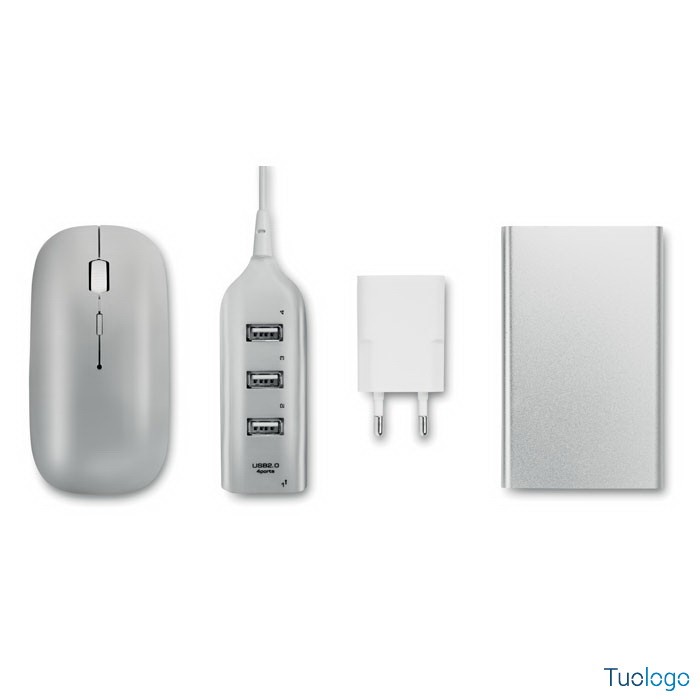 Mouse silver, hub silver, presa bianca, powerbank silver, allineati su sfondo bianco