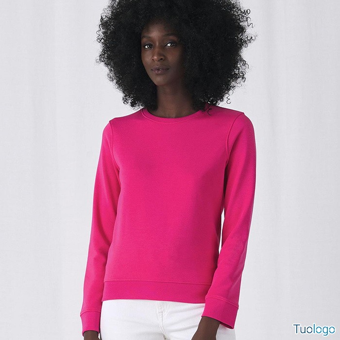 Donna in piedi con felpa maniche lunghe fucsia
