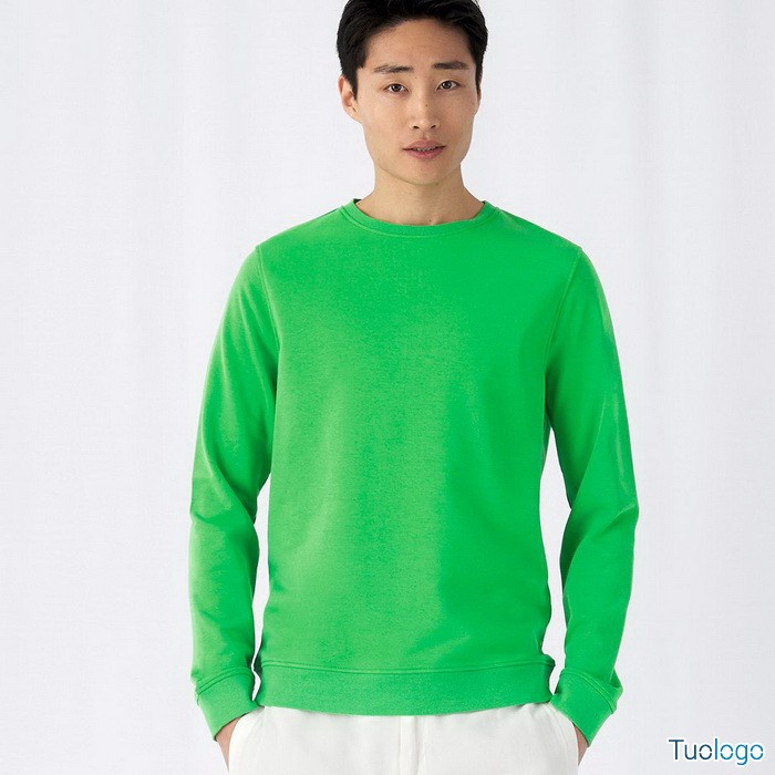 Felpa maniche lunghe verde su sfondo bianco