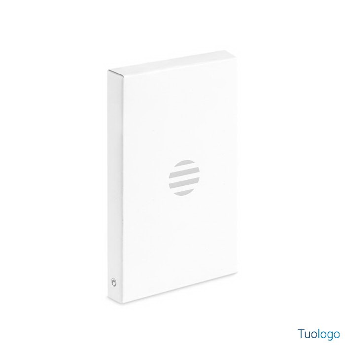 Scatola bianca su sfondo bianco