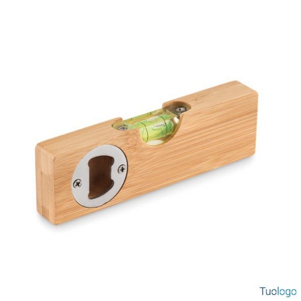 Apribottiglie in bamboo con livella, su sfondo bianco