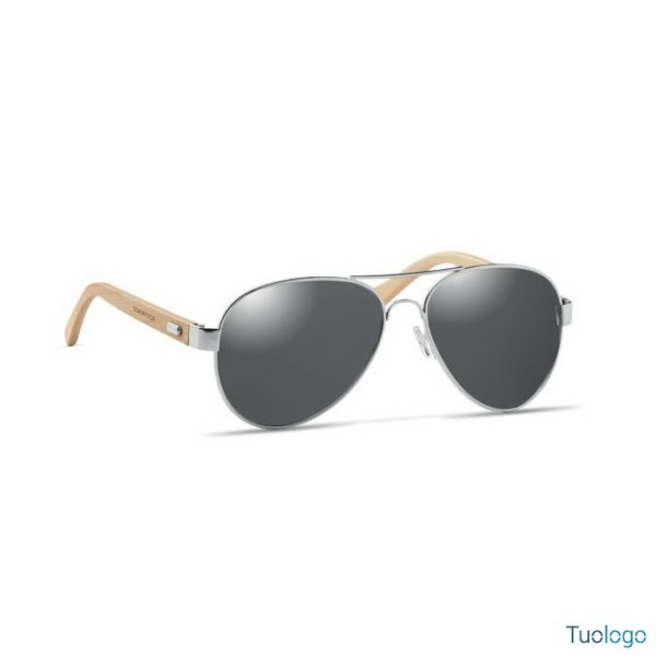 Occhiali da sole con stanghette in bamboo, su sfondo bianco