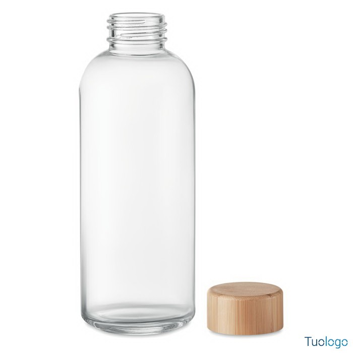 Bottiglia in vetro con tappo in bamboo su sfondo bianco