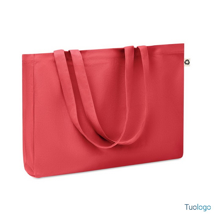 Shopper in tela rosa con manici lunghi, su sfondo bianco