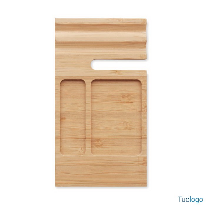 Supporto smartphone in legno su sfondo bianco