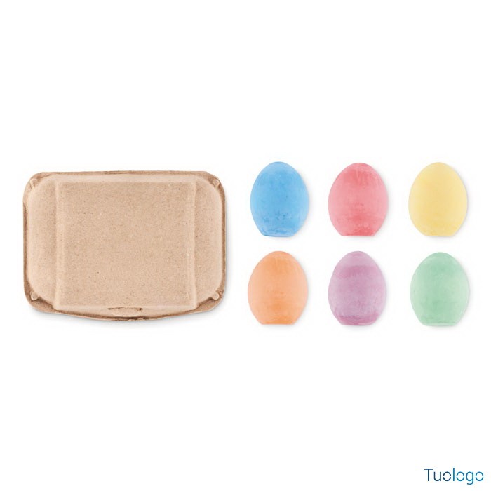 Gessi a forma di uova in sei colori diversi, vicino a confezione in cartone, su sfondo bianco