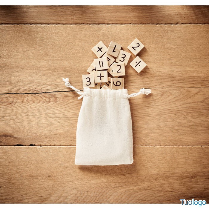 Gioco con tessere di legno e sacchetto di cotone con cordino sopra tavolo di legno