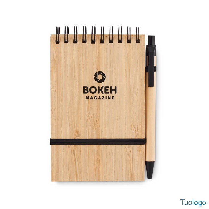 Quaderno A6 con logo sopra copertina in bamboo, laccetto e penna a sfera