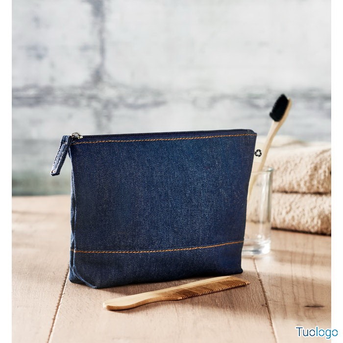 Trousse color jeans con cerniera, sopra tavolo di legno