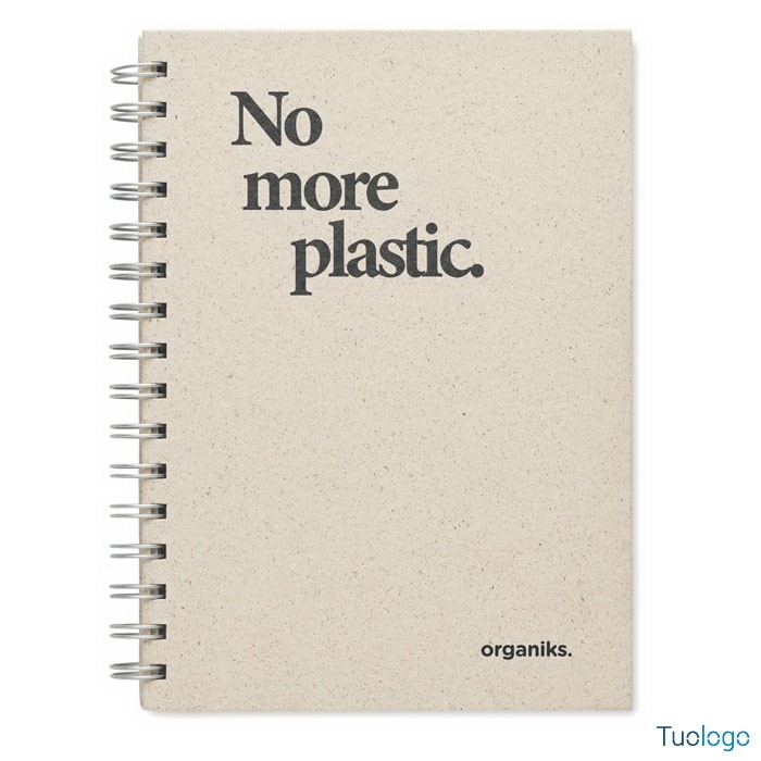 Blocnotes con copertina in cartone, con logo nero, e anelli, su sfondo bianco